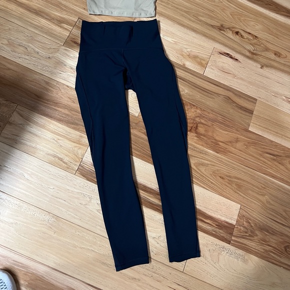Lululemon Navy mid rise 7/8ths leggings. Size 4 - Picture 2 of 6